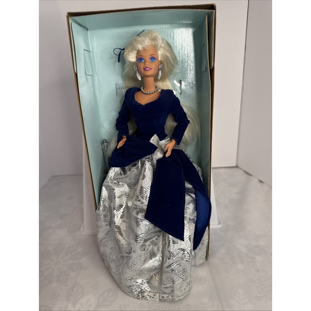 Avon Exclusive Winter Velvet Barbie Doll 1995 Mattel 15571 New In Box-box damage
